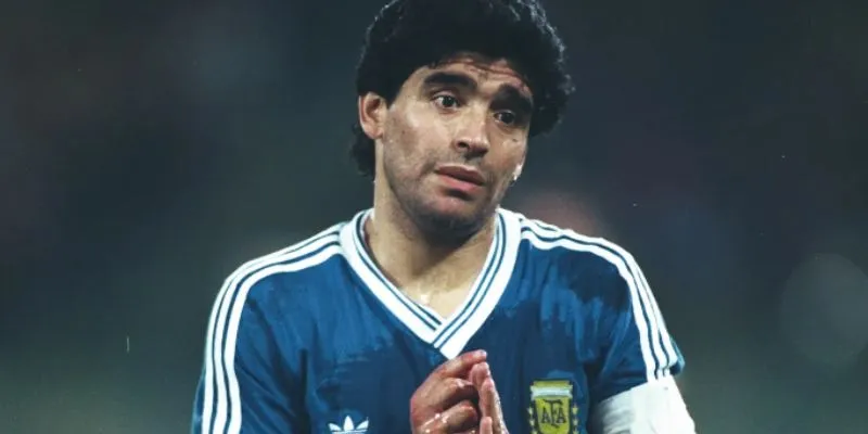 Tiểu sử của Diego Maradona và Huyền thoại bóng đá