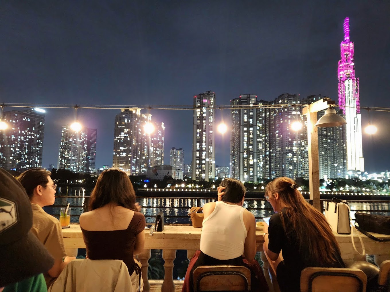 Chạng Vạng Rooftop về đêm