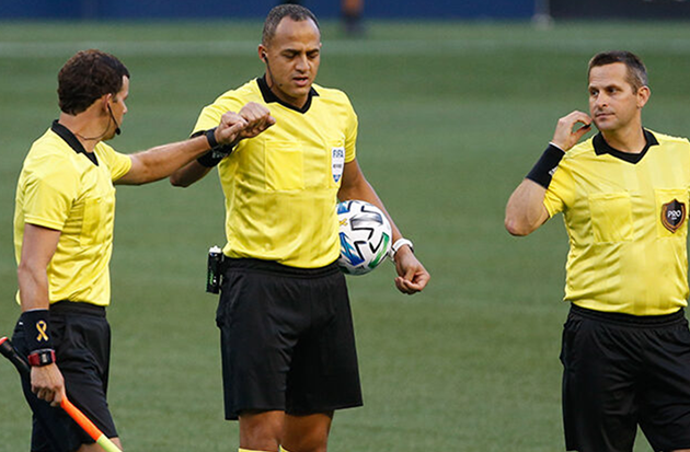 Tổ trọng tài phối hợp điều hành trận đấu 11 người