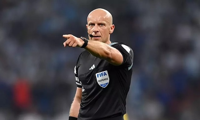 Trọng tài chính điều hành trận đấu bóng đá chuyên nghiệp